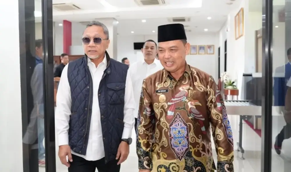 Gubernur Kalbar Ria Norsan menyambut kedatangan Menko Pangan RI Zulkifli Hasan di Bandara Internasional Supadio Kubu Raya.