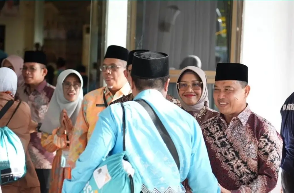Gubernur Kalimantan Barat Ria Norsan menyambut kedatangan kloter pertama jemaah haji Kalbar di Asrama Haji Embarkasi Batam.