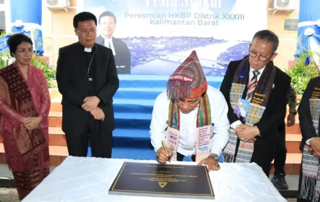 Wakil Gubernur Kalbar Krisantus Kurniawan saat meresmikan HKBP Distrik XXXIII Kalimantan Barat di Gereja HKBP Pontianak.