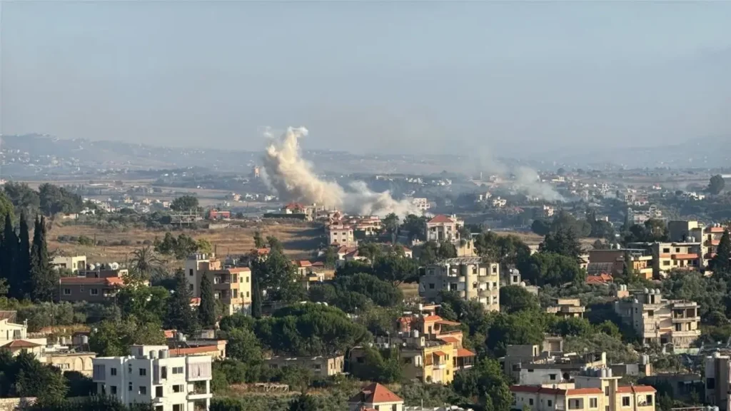 Asap mengepul di wilayah Nabatieh, Lebanon, setelah serangan drone Israel di tengah memanasnya konflik dengan Hizbullah.