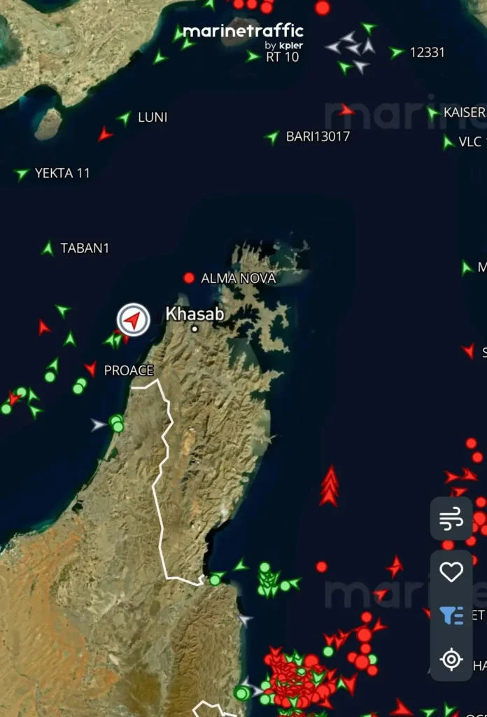 Trafik kapal tanker dan kapal kargo melintas padat di Selat Hormuz di tengah meningkatnya ketegangan konflik AS-Iran.