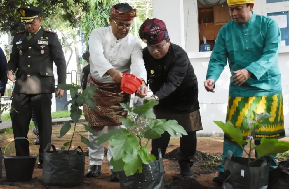 Dirjen Kemendagri Akmal Malik memimpin upacara Hari Lahir Pancasila di Kantor Bupati Kubu Raya dan mengajak ASN mendukung ketahanan pangan.