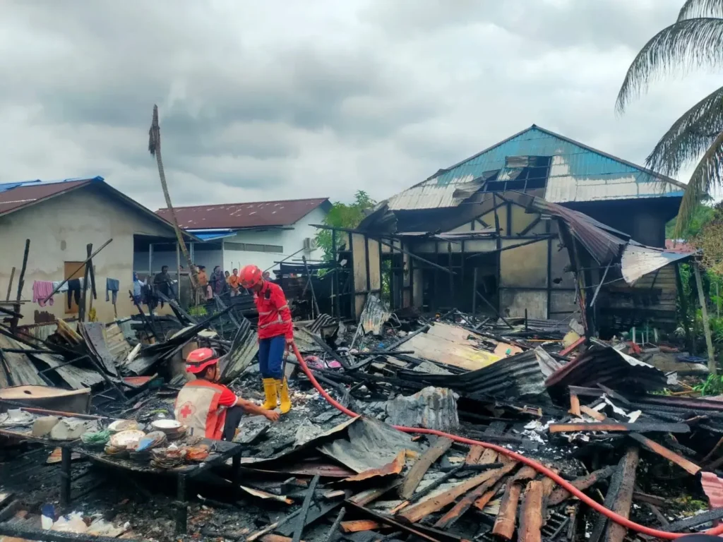 Rumah warga yang hangus terbakar di Desa Sungai Kakap, Kubu Raya.
