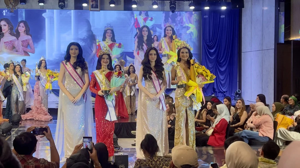 Vee Zahra Zulfa Asuri, siswi SMAN 7 Pontianak, saat menerima penghargaan Runner Up I Putri Daerah Kalbar 2026.