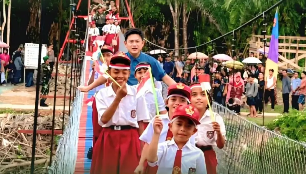 Peresmian Jembatan Perintis di Dusun Peleng, Jagoi Babang, Bengkayang oleh Satgas Pamtas RI–Malaysia.