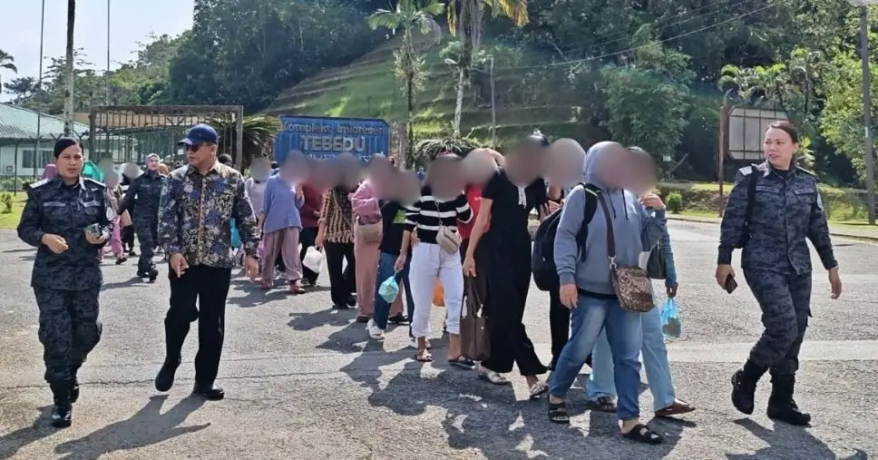 Petugas mendampingi proses deportasi 160 Pekerja Migran Indonesia dari Malaysia melalui PLBN Entikong, Kalimantan Barat.