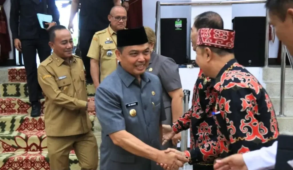 Gubernur Kalimantan Barat Ria Norsan melepas Kontingen Pesparawi Kalbar yang akan mengikuti Pesparawi Nasional XIV Tahun 2026 di Papua Barat.