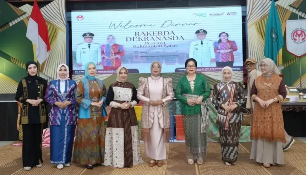 Ketua Dekranasda Kalbar Hj. Erlina Ria Norsan saat menghadiri ajang Lenggang Wastra Kalbar Berdaya 2026 di Pendopo Gubernur Kalbar, Pontianak.