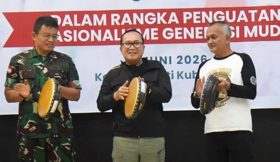 Bupati Kubu Raya Sujiwo saat membuka lomba baris berbaris tingkat Kalimantan Barat di Aula Praja Utama Kantor Bupati Kubu Raya.