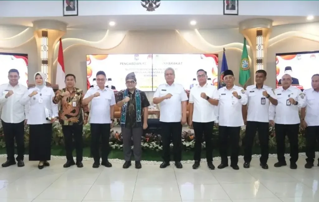 Sekda Kalbar Harisson memberikan arahan kepada generasi muda dalam sharing session di Kantor Wali Kota Pontianak tentang peningkatan kompetensi dan integritas.