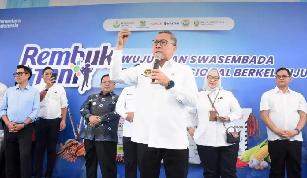 Menko Pangan Zulkifli Hasan saat mengikuti rembuk tani bersama petani di Kubu Raya.