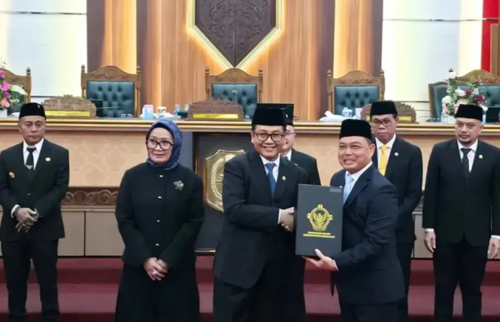 Gubernur Kalbar Ria Norsan menerima opini WTP dari BPK RI atas LKPD Tahun Anggaran 2025 di DPRD Kalbar.