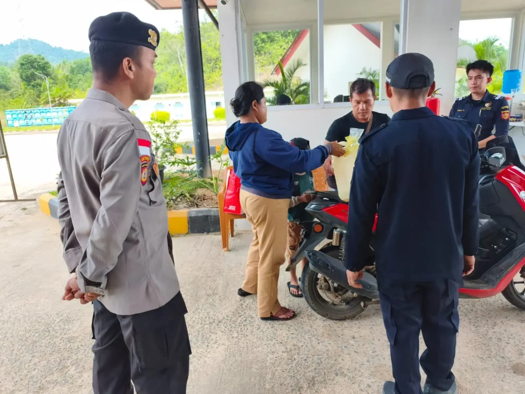 Aktivitas pelintas di Pos Lintas Batas Negara (PLBN) Jagoi Babang, Kabupaten Bengkayang, saat pengamanan perbatasan diperketat.
