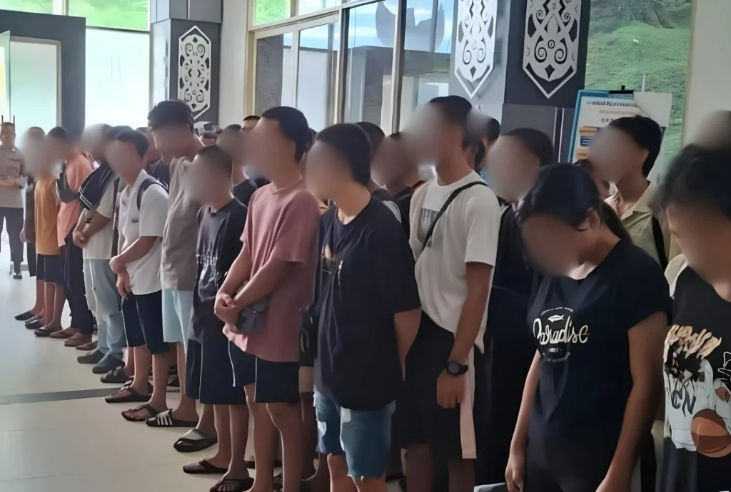 Petugas KJRI Kuching mendampingi pemulangan 71 WNI bermasalah melalui PLBN Entikong dari Sarawak Malaysia.