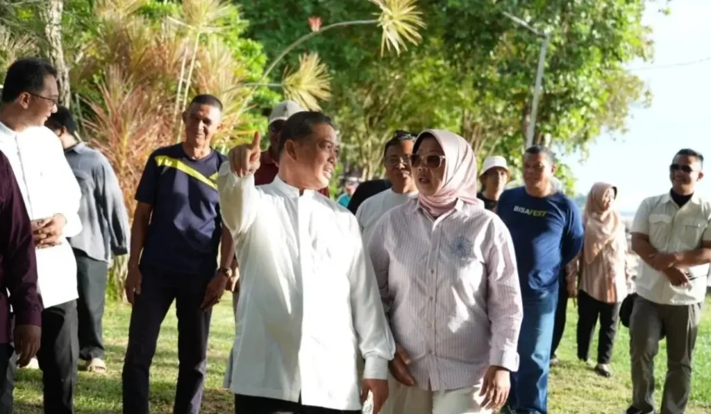 Gubernur Kalbar Ria Norsan meninjau kawasan Pantai Temajuk di Kabupaten Sambas untuk pengembangan wisata perbatasan.