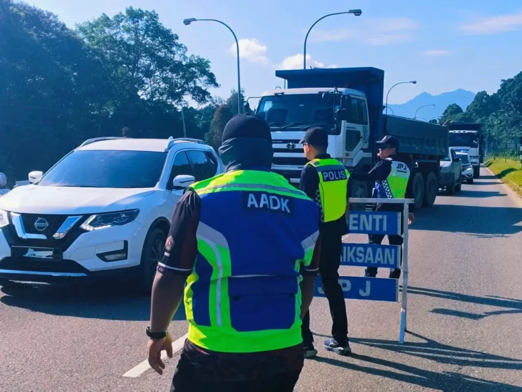 Aparat keamanan Malaysia melakukan pemeriksaan kendaraan dalam operasi terpadu di Serian yang mengamankan seorang WNI.
