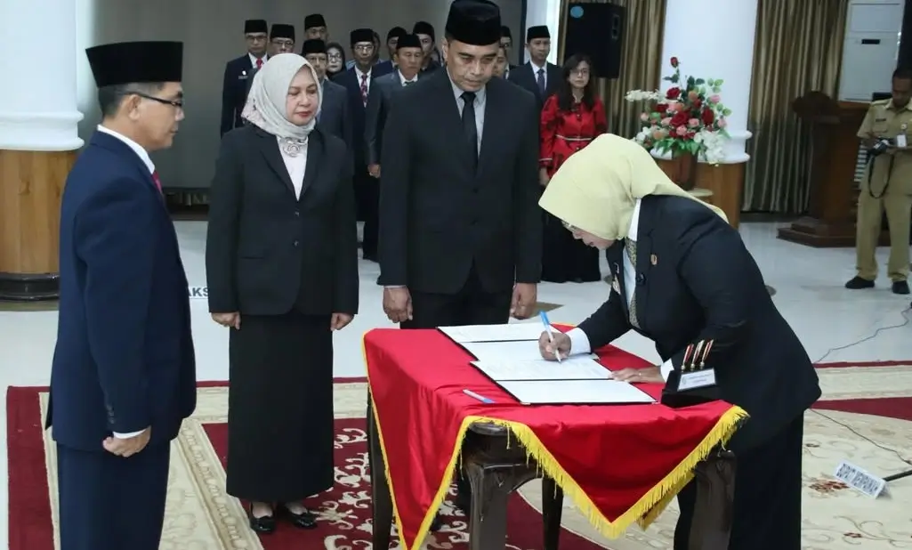 Bupati Mempawah Erlina melantik Abdul Malik sebagai Sekretaris Daerah Kabupaten Mempawah di Balairung Setia Kantor Bupati Mempawah.