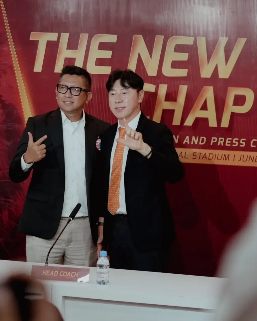 Pelatih Shin Tae-yong diperkenalkan sebagai pelatih baru Persija Jakarta untuk musim kompetisi 2026/2027.