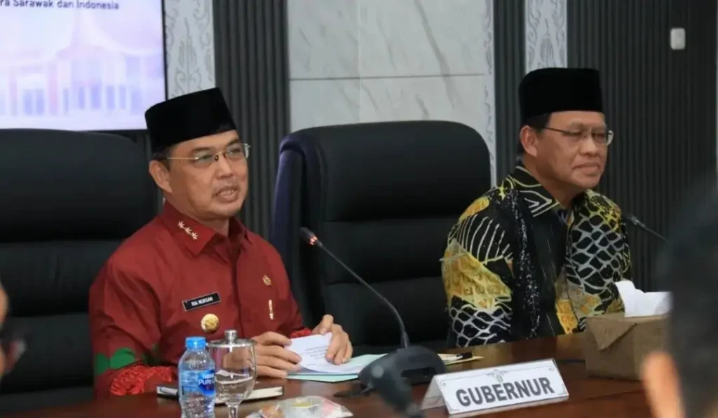 Ria Norsan menerima kunjungan delegasi Pemerintah Sarawak di Kantor Gubernur Kalimantan Barat untuk membahas kerja sama industri halal dan konektivitas perbatasan Borneo.