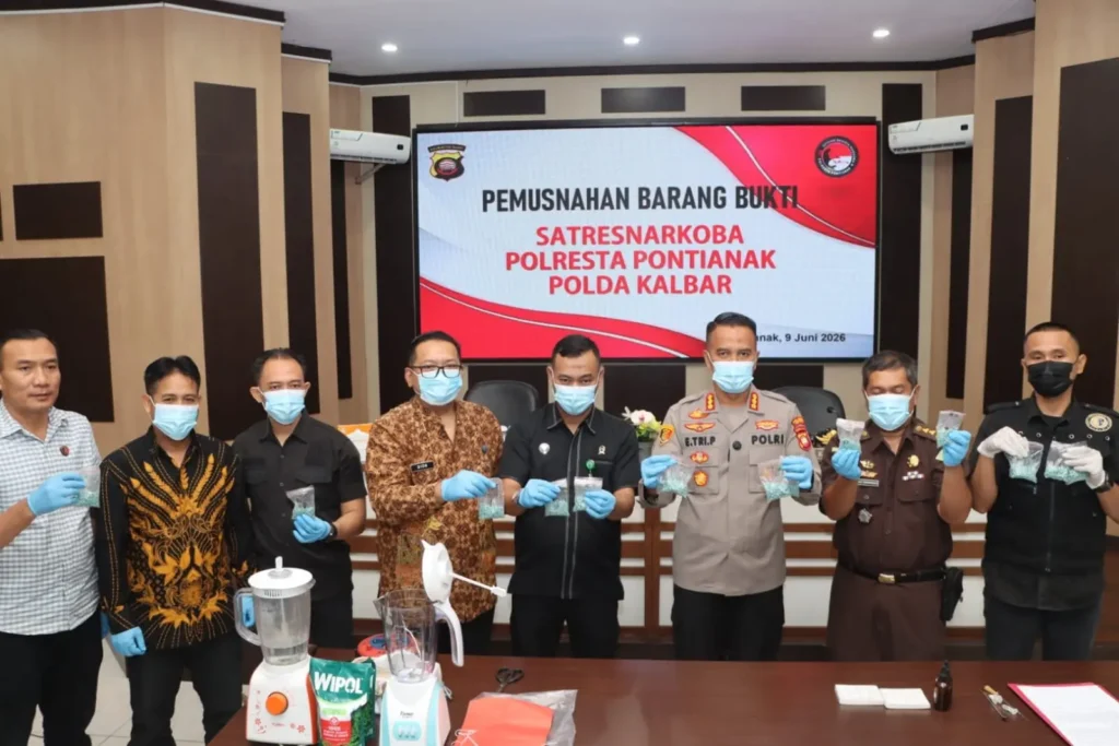 Kapolresta Pontianak memperlihatkan barang bukti pil ekstasi sebelum dimusnahkan di Aula Mapolresta Pontianak.