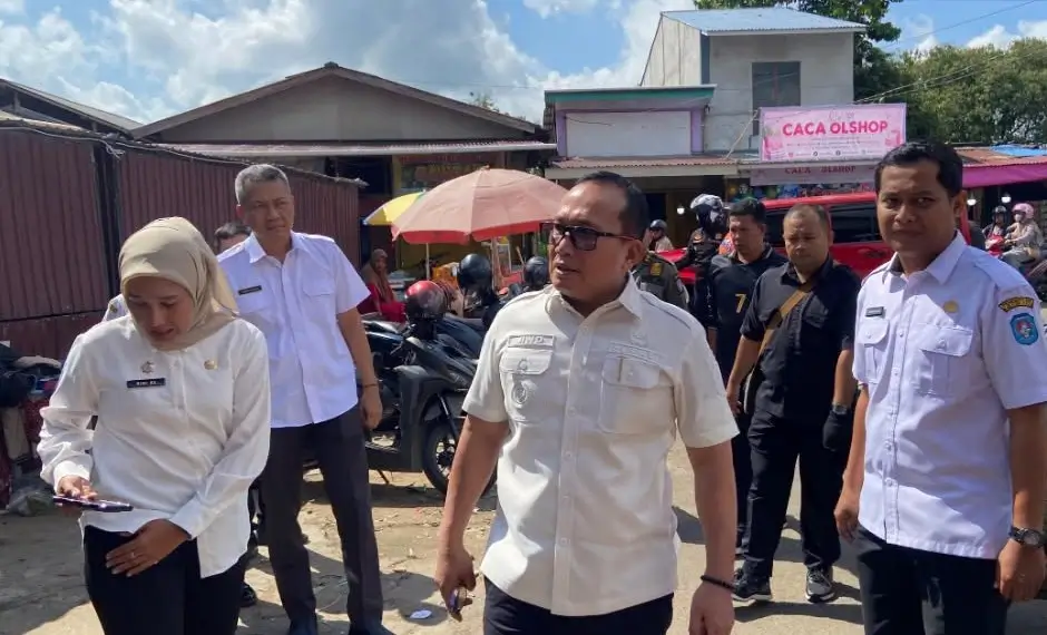 Bupati Kubu Raya Sujiwo meninjau kondisi Pasar Bahagia di Desa Kuala Dua untuk memastikan rencana penataan pasar.