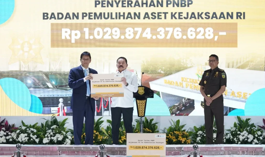 Jaksa Agung ST Burhanuddin menyerahkan hasil pemulihan aset Eddy Tansil senilai Rp51,6 miliar kepada Menteri Keuangan di BPA Fair 2026.