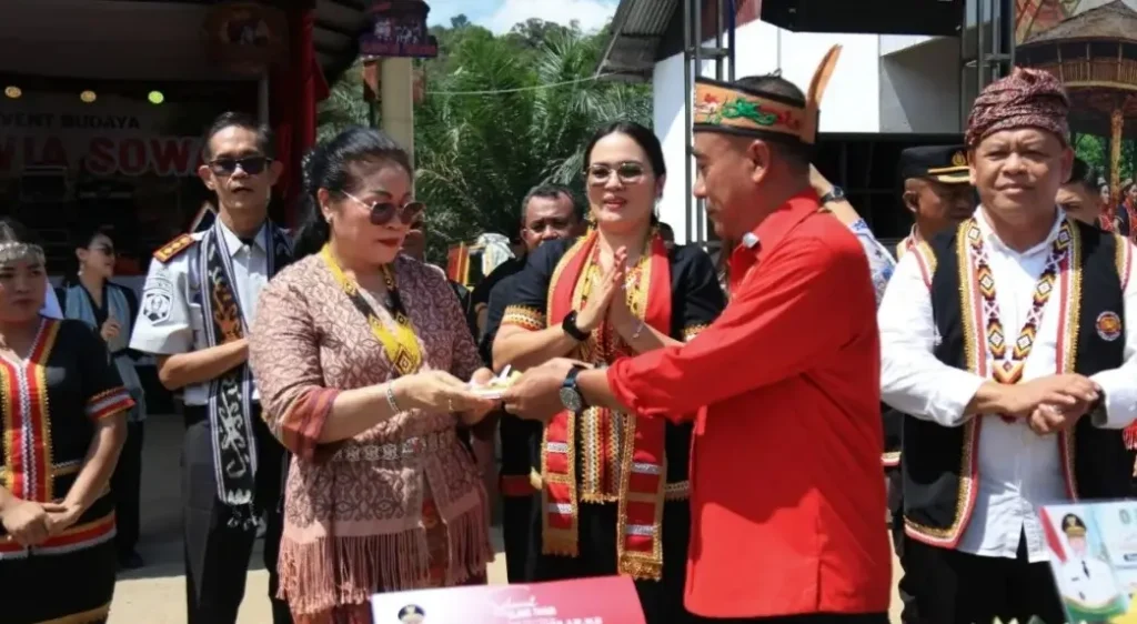 Wakil Gubernur Kalimantan Barat Krisantus Kurniawan menghadiri perayaan adat Gawia Sowa ke-186 masyarakat Dayak Bidayuh di Desa Jagoi, Bengkayang.