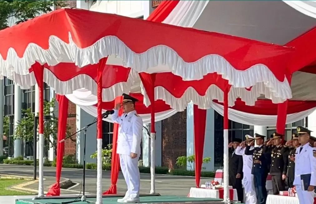 Gubernur Kalbar Ria Norsan memimpin upacara Hari Lahir Pancasila 2026 di Halaman Kantor Gubernur Kalbar Pontianak.