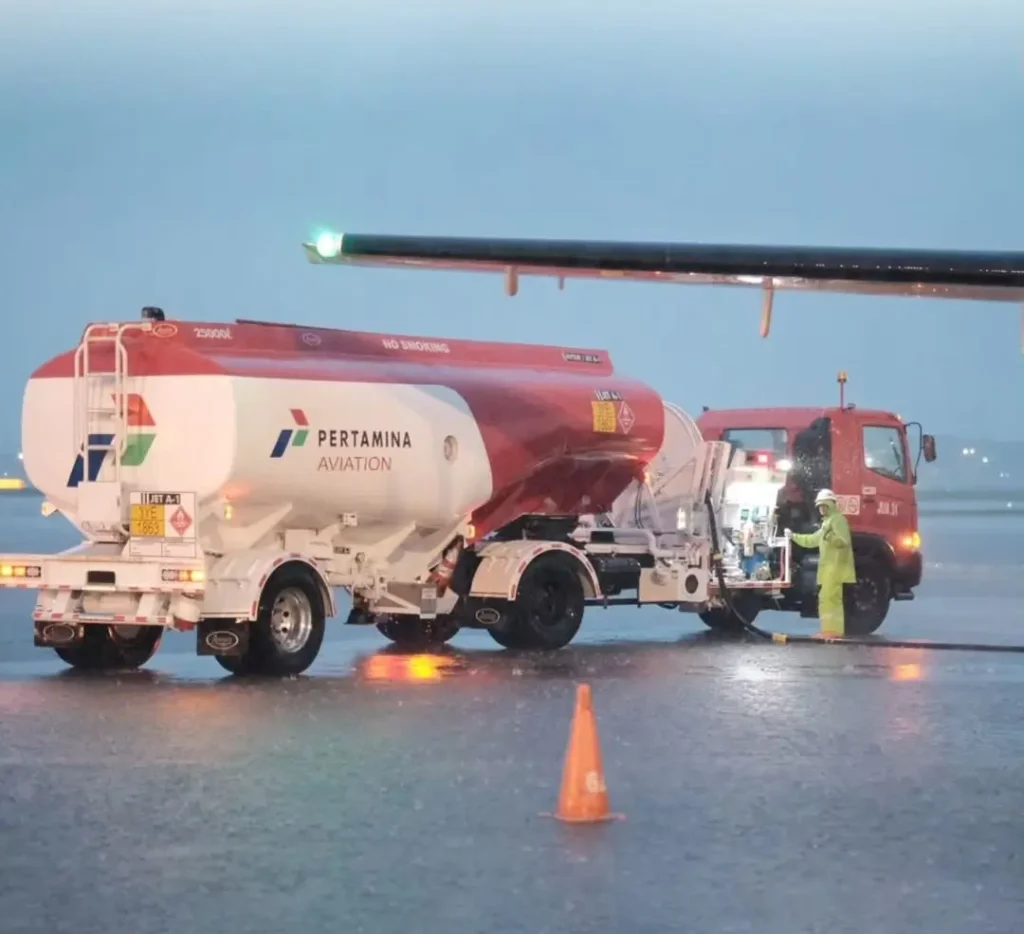 Pengisian avtur pada pesawat di bandara setelah Pertamina menurunkan harga avtur mulai Juni 2026.