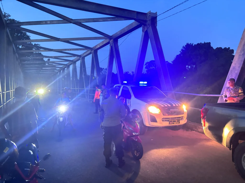 Petugas Polres Melawi membubarkan aksi balap liar di kawasan Jembatan Melawi II Kabupaten Melawi.