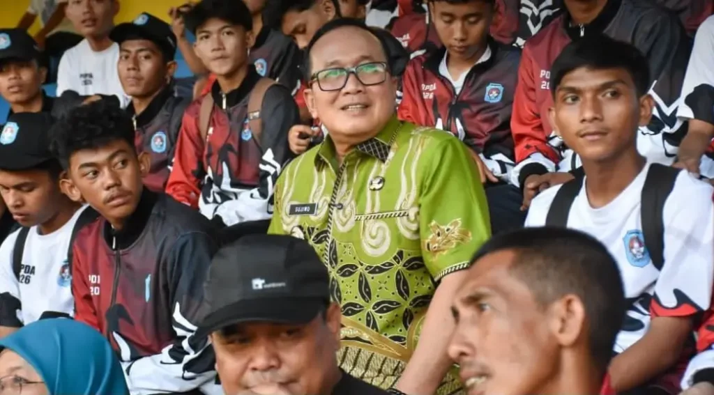 Bupati Kubu Raya Sujiwo memberikan bonus kepada atlet Popda Kubu Raya usai pertandingan semifinal di Lapangan PSP Pontianak.