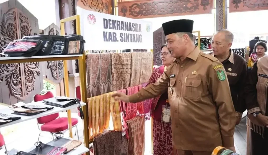 Gubernur Kalimantan Barat Ria Norsan saat membuka Rakerda Dekranasda Kalbar Tahun 2026 di Pendopo Gubernur Pontianak.