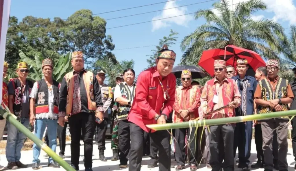 Wakil Gubernur Kalimantan Barat Krisantus Kurniawan meresmikan Rumah Adat Roming Ompuk Domauk Panu di Desa Embala Sanggau sebagai pusat pelestarian budaya Dayak.