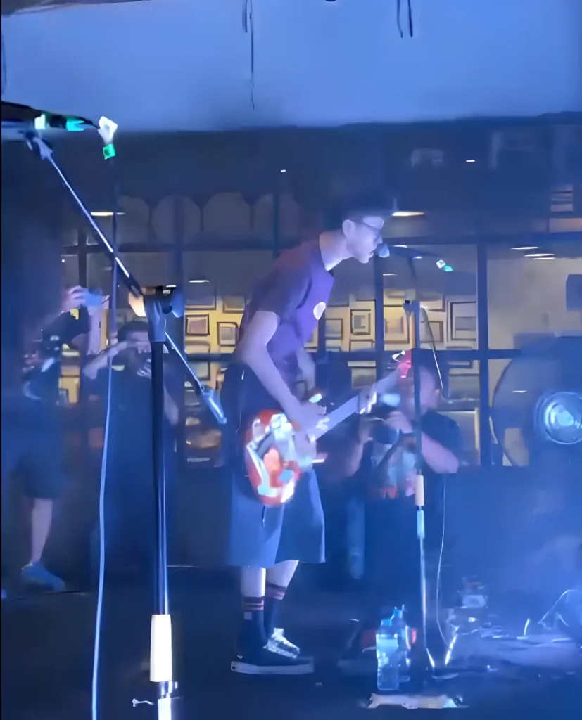 Band punk Sukses Lancar Rezeki tampil penuh energi di showcase Port 99 Pontianak disambut penonton.