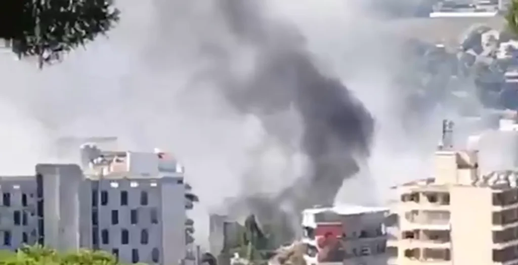 Asap membumbung dari bangunan di Lebanon usai serangan udara Israel yang menewaskan sedikitnya 16 orang.