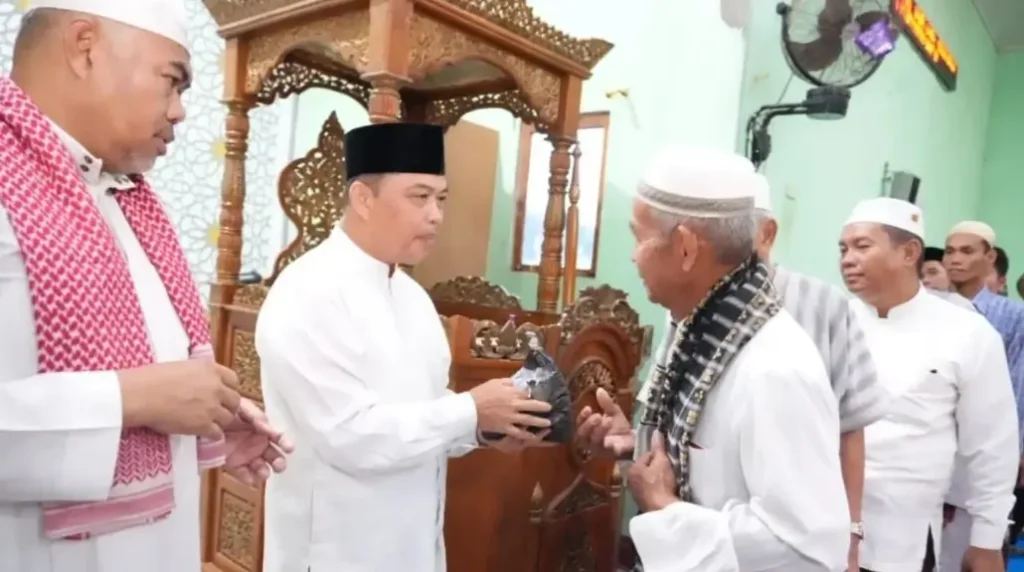 Gubernur Kalbar Ria Norsan memberikan kultum usai Subuh berjamaah bersama warga di Masjid Wahdatul Ummah Desa Temajuk Kabupaten Sambas.
