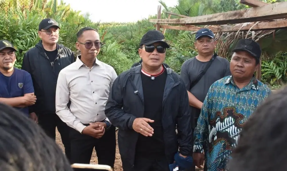 Bupati Kubu Raya Sujiwo meninjau pembangunan infrastruktur di kawasan pesisir Desa Sumber Agung.