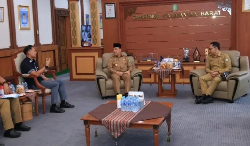 Gubernur Kalbar Ria Norsan saat membahas distribusi BBM bersubsidi untuk Kecamatan Sungai Laur.