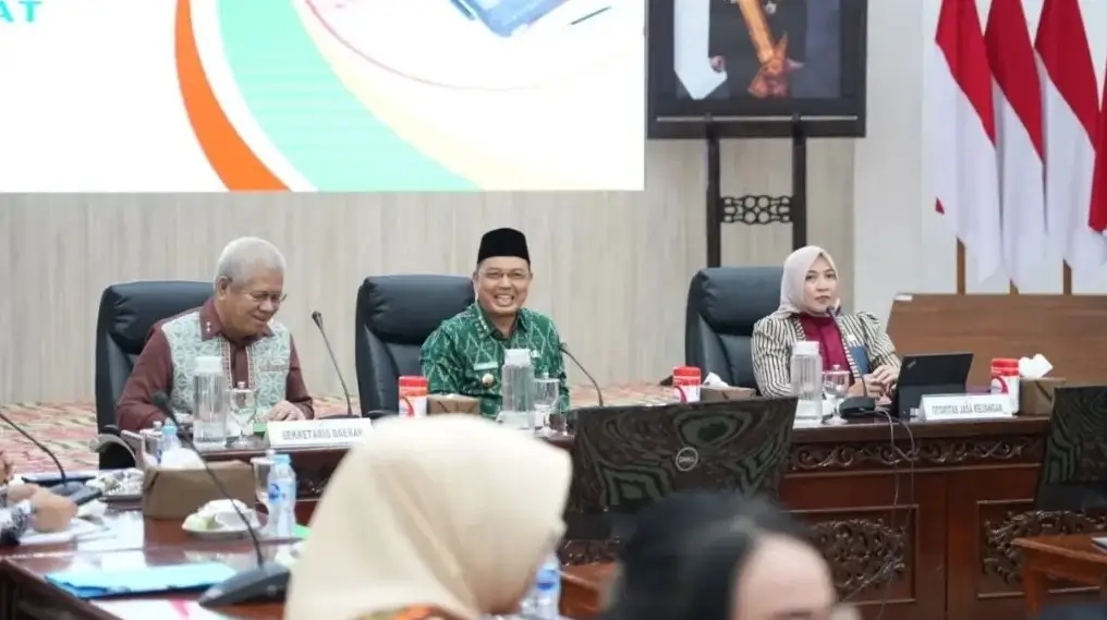 Gubernur Kalbar Ria Norsan memimpin Rapat Pleno TPAKD Kalimantan Barat di Balai Petitih Pontianak.