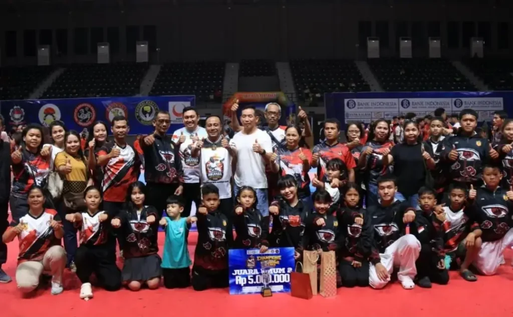 Wakil Gubernur Kalbar Krisantus Kurniawan menyerahkan piala kepada juara Kejuaraan Karate INKANAS Kalbar 2026 di Pontianak.