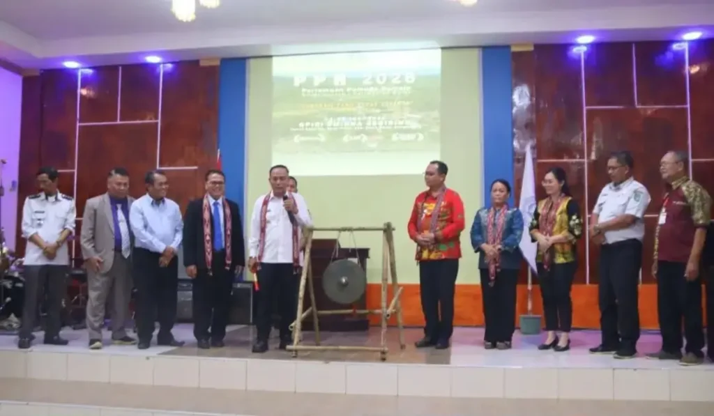 Wagub Krisantus Kurniawan memberikan sambutan kepada ribuan pemuda dalam kegiatan PPR GPIBI di Desa Pisah, Bengkayang, Kalimantan Barat.