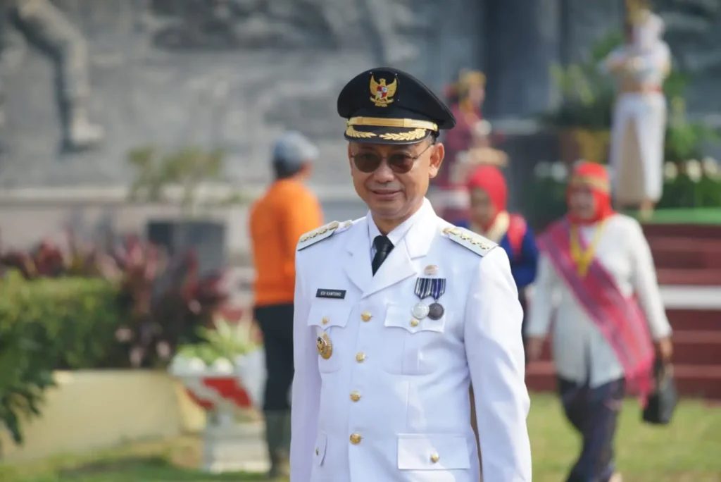 Wali Kota Pontianak Edi Rusdi Kamtono mengajak seluruh masyarakat untuk terus mengamalkan nilai-nilai luhur Pancasila dalam kehidupan bermasyarakat, berbangsa dan bernegara.