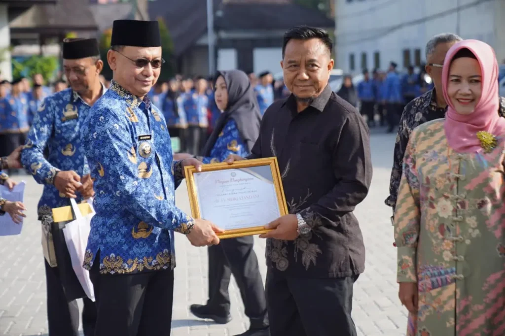 Wali Kota Pontianak Edi Rusdi Kamtono menyerahkan piagam penghargaan kepada Kepala Bapperida Kota Pontianak Sidig Handanu yang telah memasuki purna tugas.