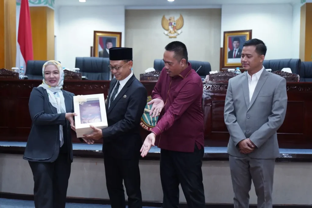 Wali Kota Pontianak Edi Rusdi Kamtono menyerahkan Raperda tentang Pertanggungjawaban APBD Kota Pontianak Tahun Anggaran 2025 kepada Wakil Ketua DPRD Kota Pontianak Bebby Nailufa.