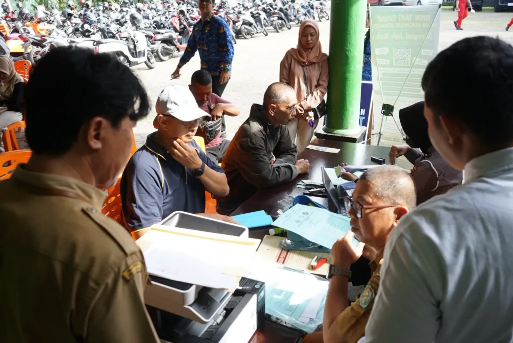 Warga memanfaatkan layanan pembayaran pajak di Kecamatan Pontianak Barat.