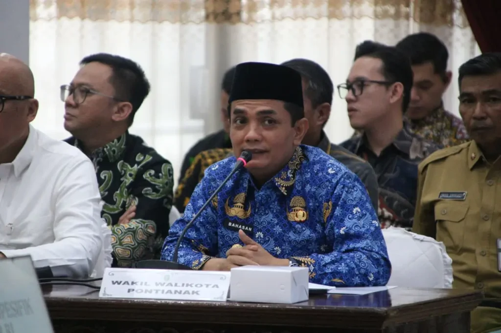Wakil Wali Kota Pontianak Bahasan menyampaikan masukan saat menghadiri Kunker Spesifik Komisi IX DPR RI Bidang Ketenagakerjaan.
