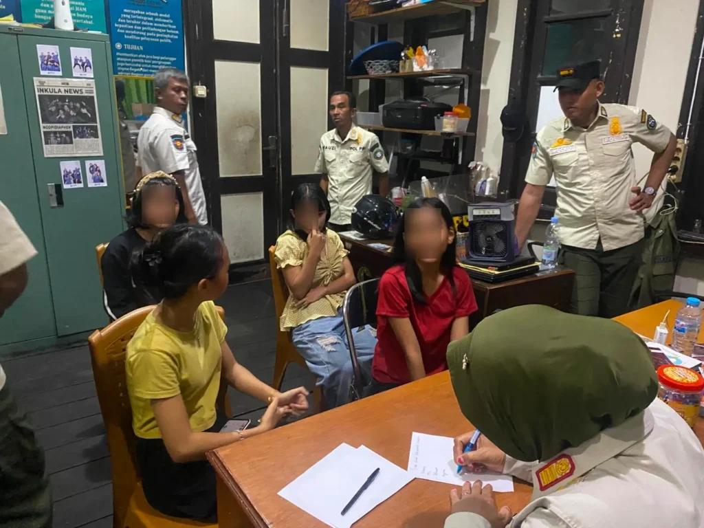 Anak-anak di bawah umur yang terjaring penertiban karena melanggar pembatasan jam malam bagi anak.