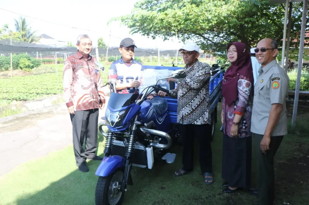 Kendaraan roda tiga bantuan dari Pemerintah Kota Pontianak untuk Kelompok Tani Dharma II di Kecamatan Pontianak Utara.