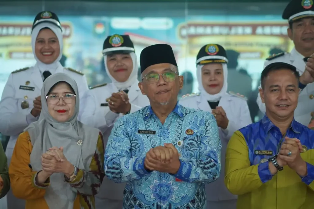 Sekretaris Daerah Kota Pontianak Amirullah berfoto bersama para camat dan lurah peserta lomba kelurahan tingkat Kota Pontianak 2026.