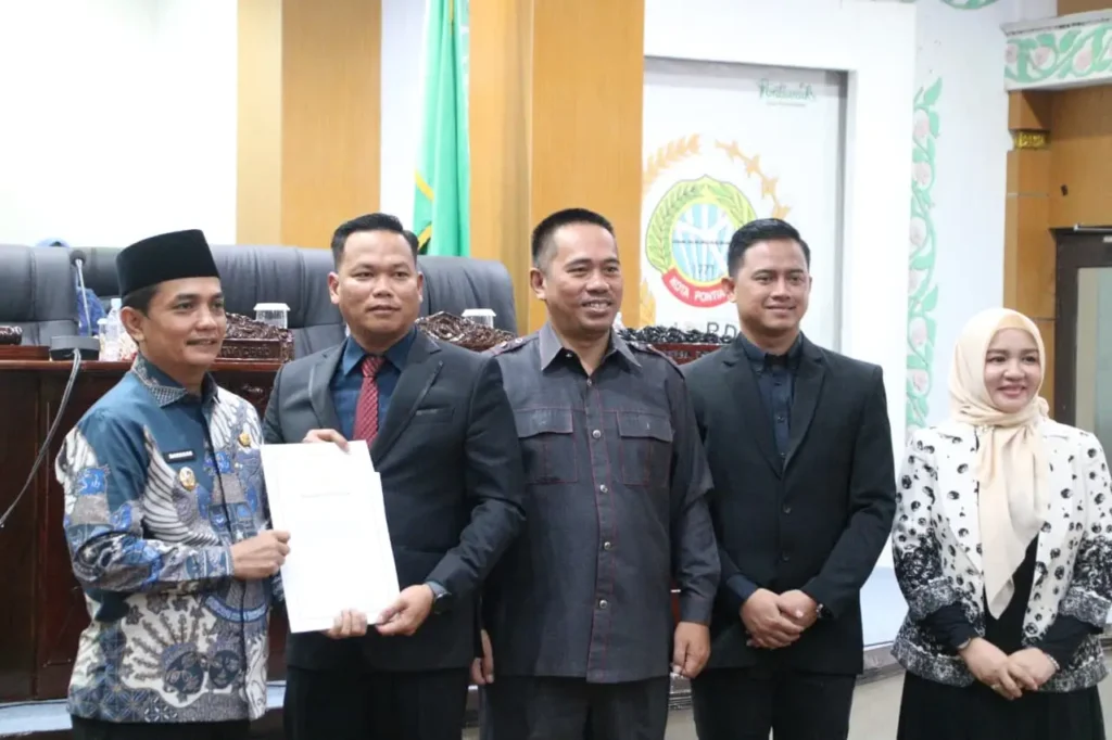 Wakil Wali Kota Pontianak Bahasan menyerahkan jawaban Wali Kota atas pandangan umum Fraksi-fraksi DPRD Kota Pontianak terhadap Raperda tentang pertanggungjawaban pelaksanaan APBD Tahun Anggaran 2025.